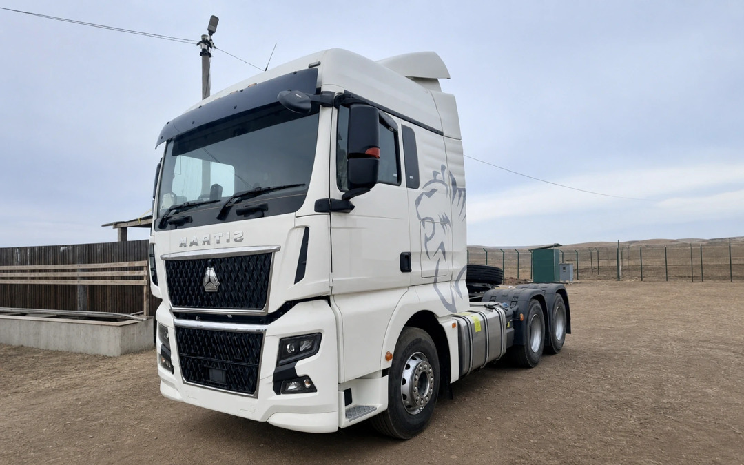 Как выбрать седельный тягач для шторного полуприцепа: 4×2 или 6×4, высота седла, кабина, АКПП, расход, загрузка и лизинг в Барнауле.